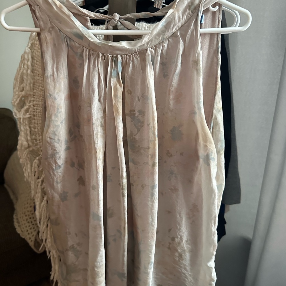 Chic Floral Blouse in Cream